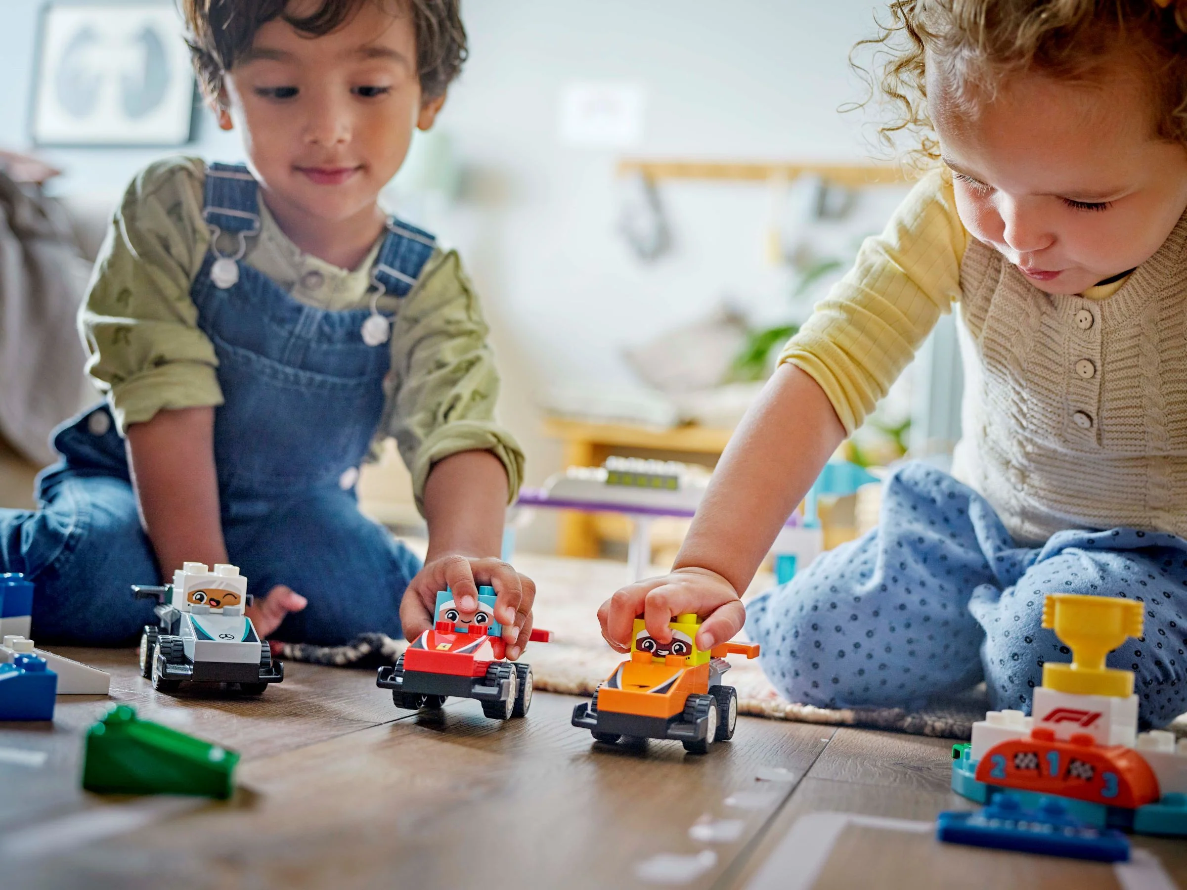 Lego Duplo F1 Team Race Cars & Drivers 10445 - Image 4