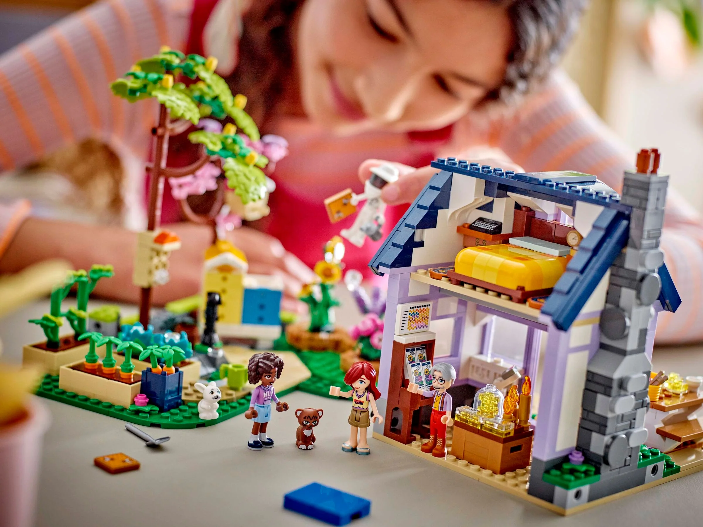 Lego Friends Beekeepers House and Flower Garden 42669 - Image 4