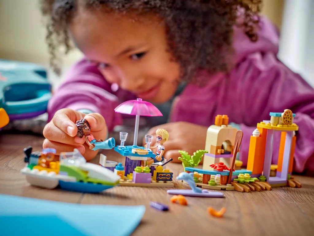 Lego Friends Creative Beach and Travel Suitcase 42672 - Image 4