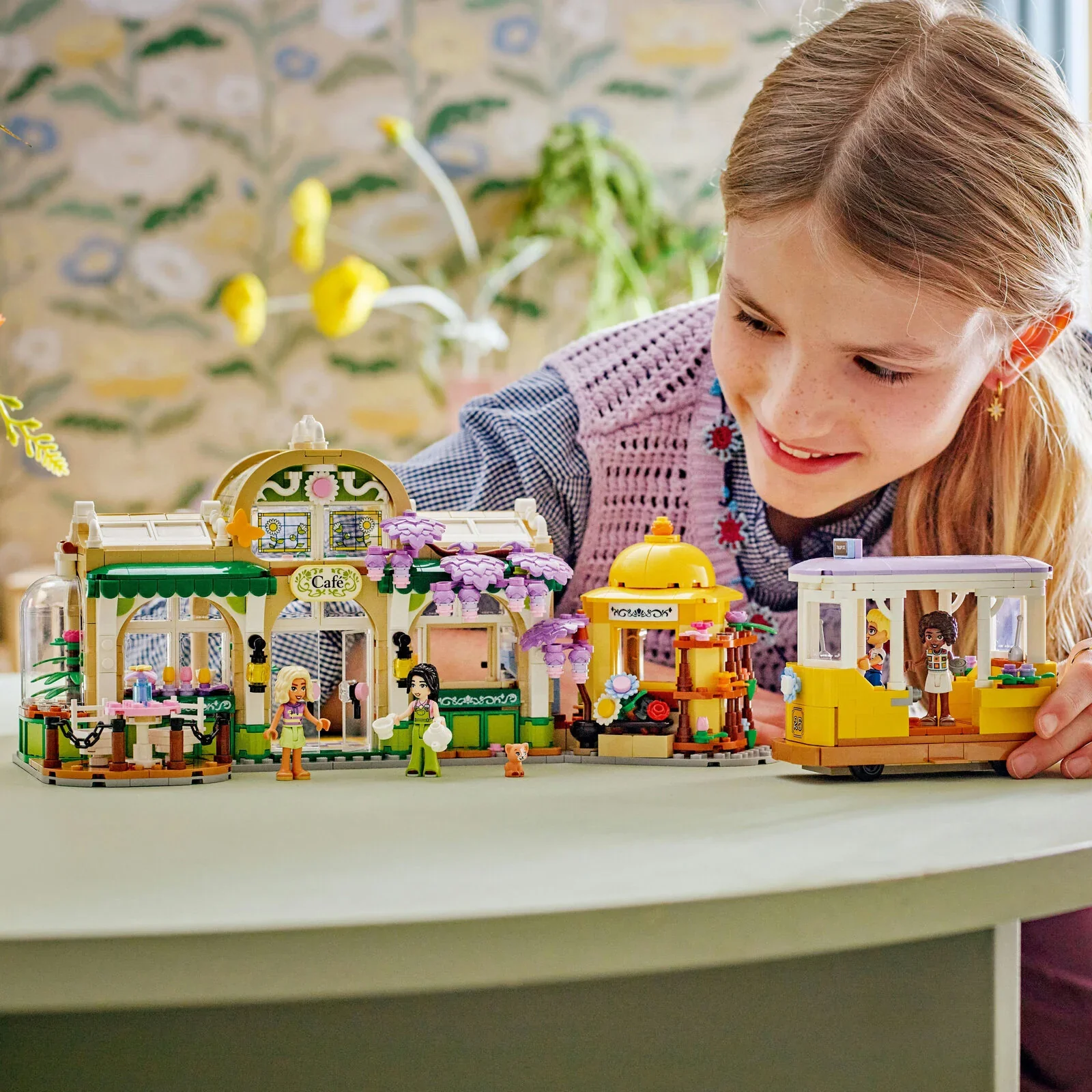 Lego Friends Plant Café & Flower Shop 42671 - Image 4