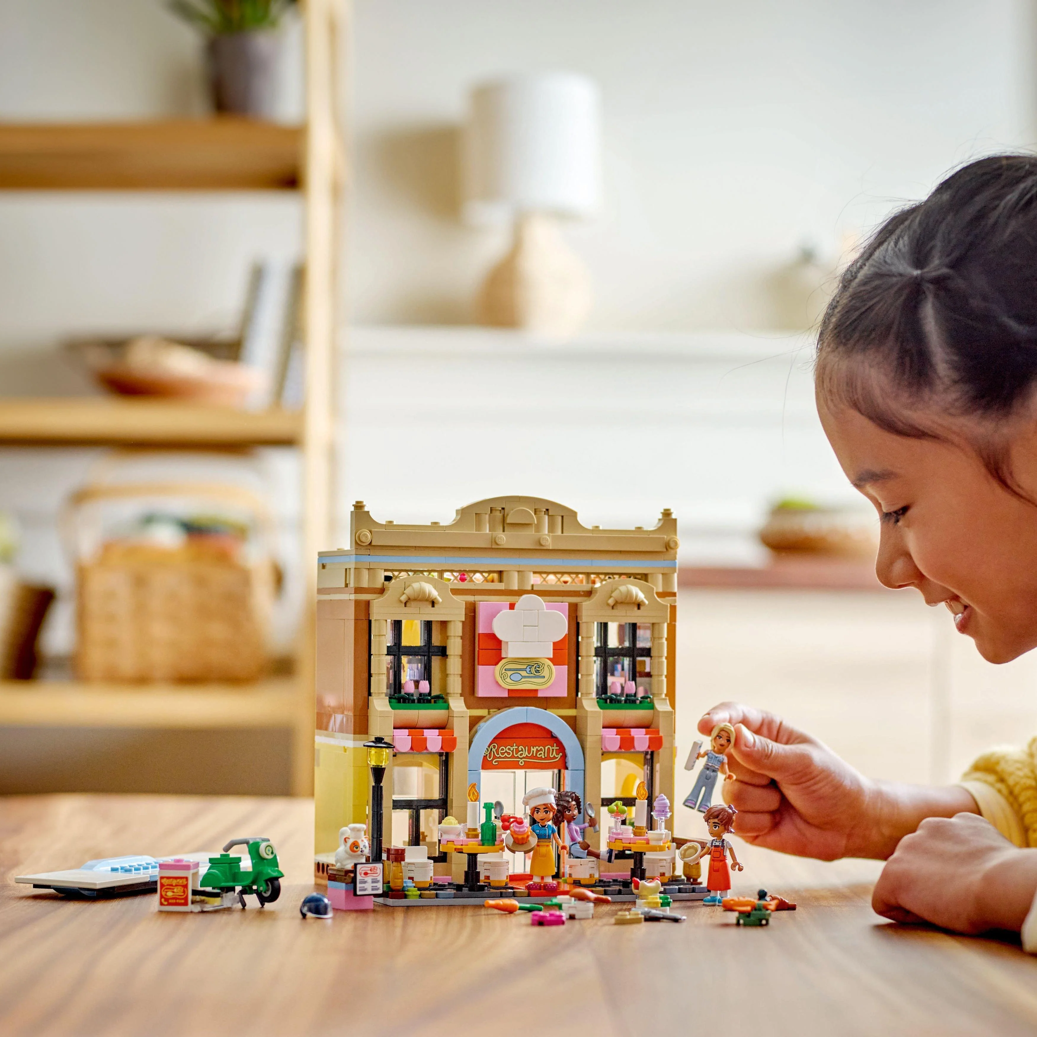 Lego Friends Restaurant and Cooking School 42655 - Image 4