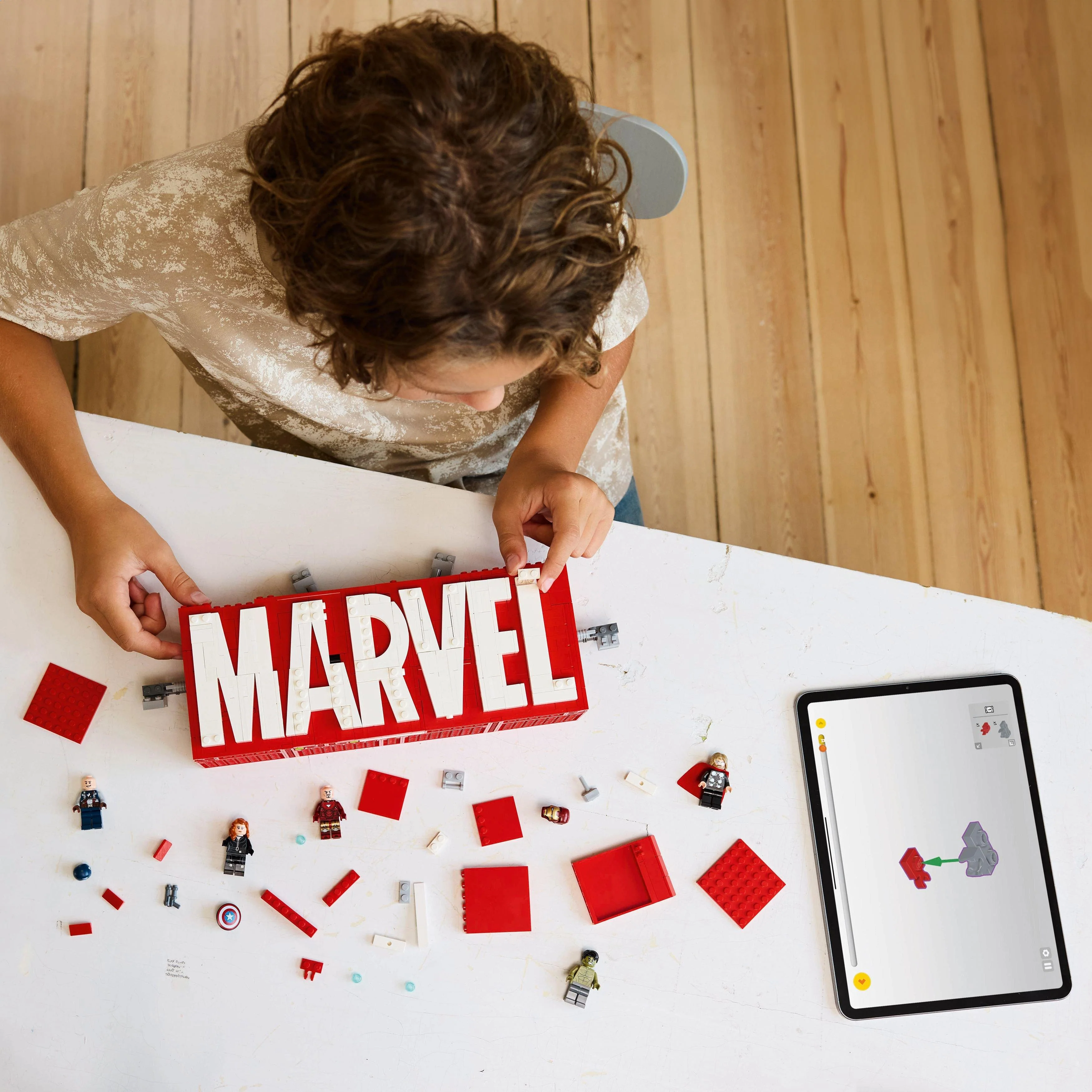Lego Marvel Logo and Minifigures 76313 - Image 4