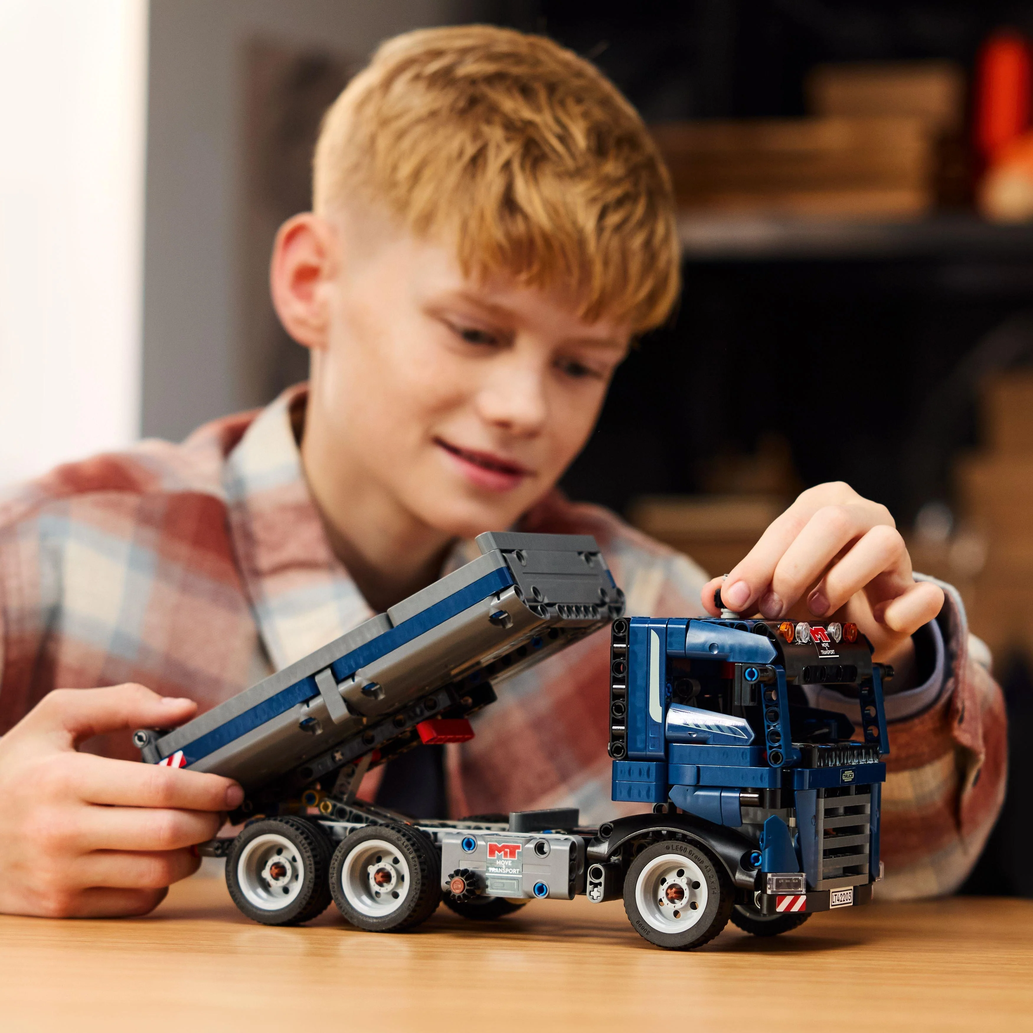 Lego Technic 42203 Dump Truck 42203 - Image 5