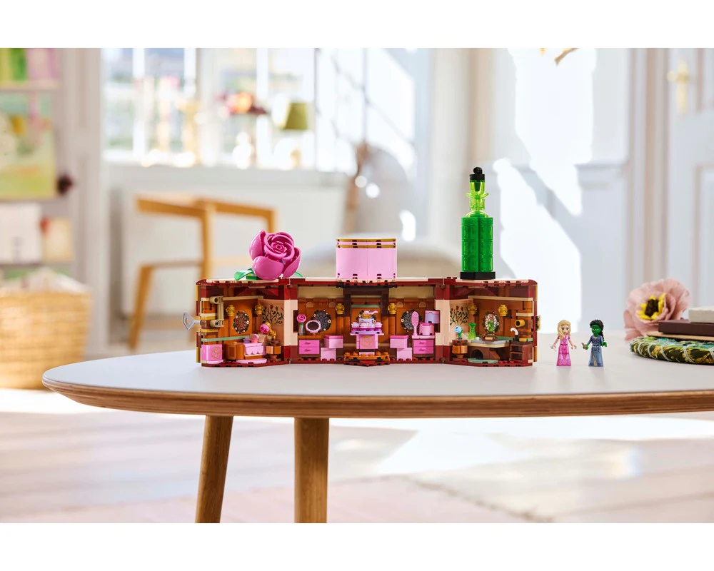 Lego Wicked Glinda & Elphaba's Dormitory 75683 - Image 4